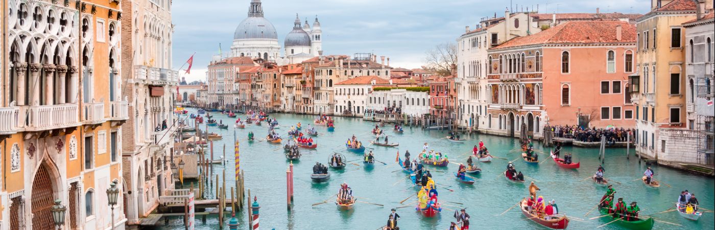 Carnaval sur le grand canal de Venise