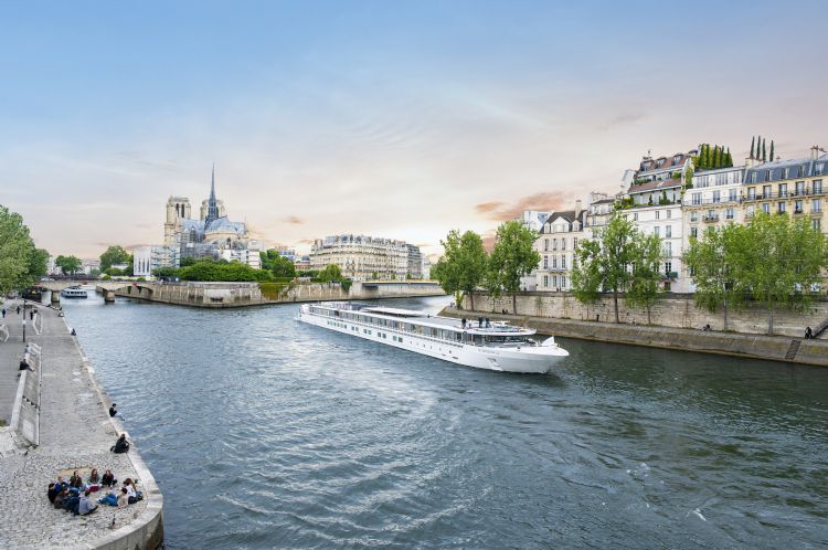MS R.E. Waydelich L.J. devant Notre-Dame de Paris